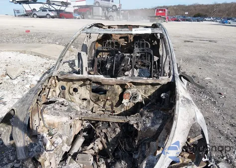 2021 Tesla Model Y Long Range Dual Motor All-Wheel Drive z USA, uszkodzony, nr VIN 5YJYGDEE3MF075339